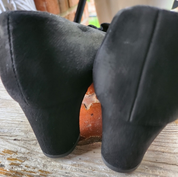 VINTAGE SUEDE PUMPS BY LOUIS VUITTON - Picture 5 of 9